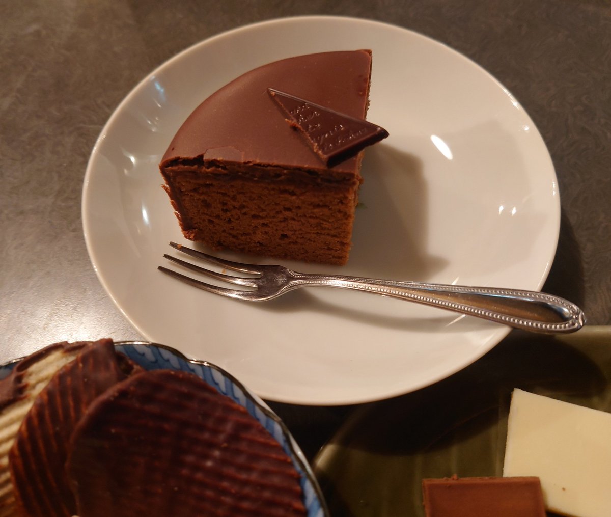 SEXY_GEORGE_'s tweet photo. デメルのチョコレートケーキ🤩♥
菓子処丸美屋のチョコやわらかい🥰💕
ゴディバとかw
ごっちゃんです😇
#哀愁伝わりますか #ゴディバ #デメル #丸美屋 #チョコレート #チョコ #バレンタインデー #Valentineday #DEMEL #GODIVA https://t.co/vmey1Vvugu