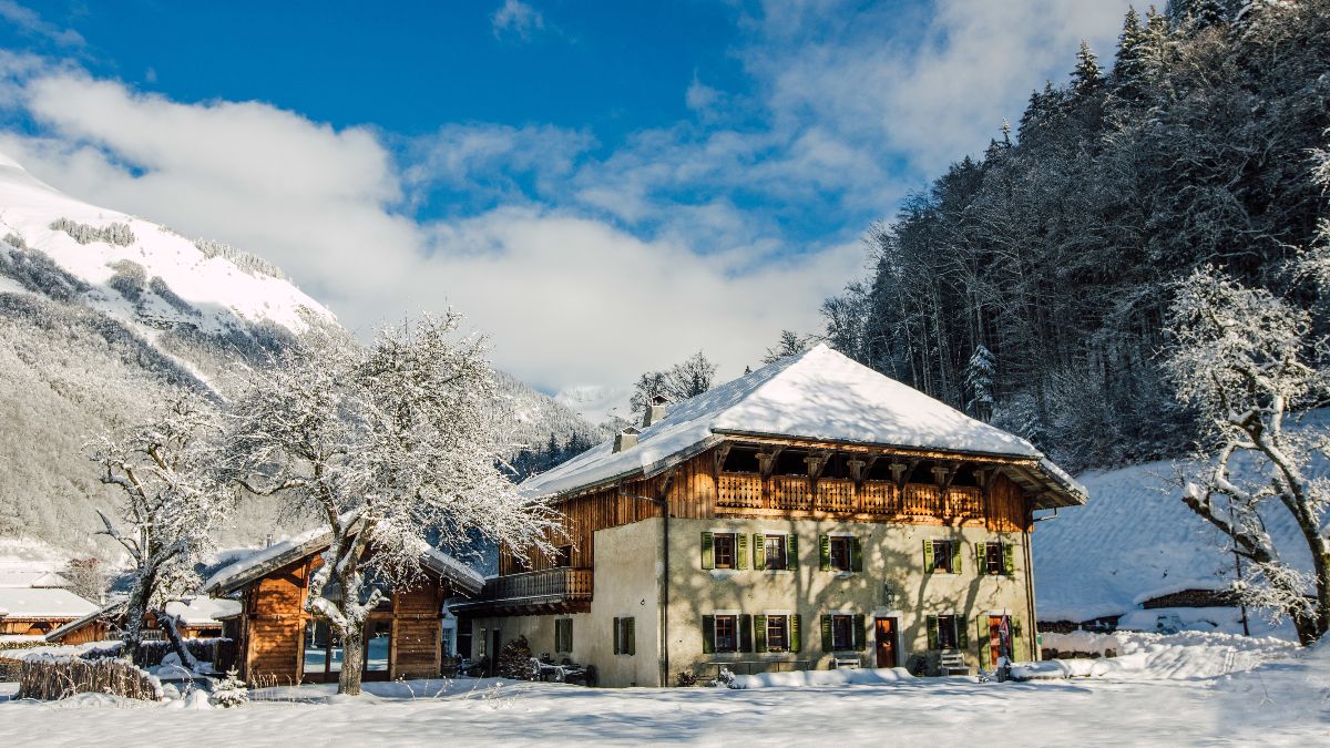 Skizeen's tweet photo. Come &amp; enjoy La Ferme, nestled in the beautiful mountains right in the heart of the Portes du Soleil #Lafermedulacvert #Portesdusoleil #Ski23 #SkiEaster #SkiMarch March in the Mountains - https://t.co/i9dqaSyC25 https://t.co/DOGB27GQNa