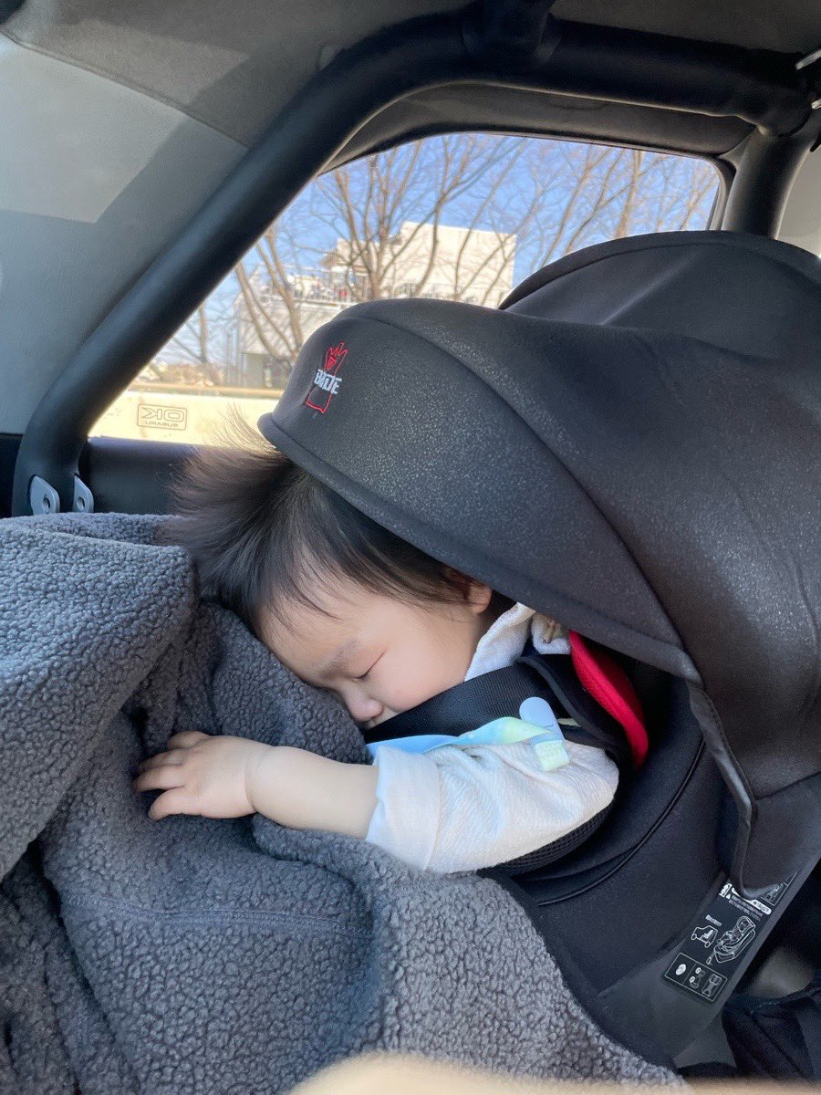 def14R34FD's tweet photo. ふわふわな服に埋もれるように寝てるのがかわよい😴 https://t.co/Iau87PLTw1