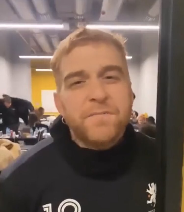 bennu0634's tweet image. İkiside sanatçı.. Aralarındaki fark
Biri mütevazilikle sahada sadece yardımını yapıyor. 
Diğeri sıcak ofiste şov yapıp devlet yok diye salyalarını akıtıyor. 

Kısacası birisi insan diğerinin ne olduğunu henüz çözemedik. 

#SONDAKİKA / Koç Holding/ Babala TV / Ümit Özdağ / Ulan