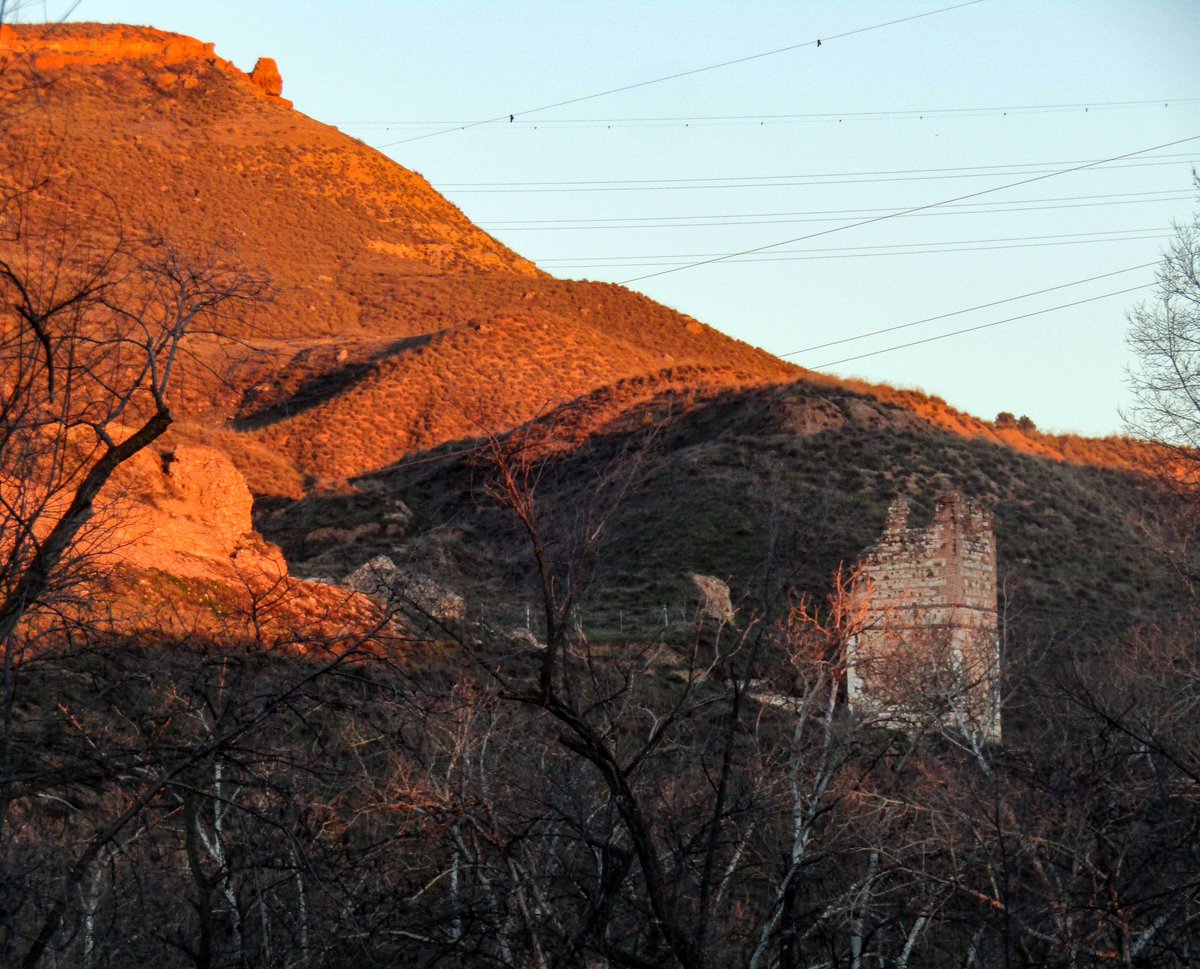 ManuelRevilla57's tweet photo. Alkal’a Nahar,  traducido como "fortaleza sobre el Henares", origen de la ciudad de #AlcalaDeHenares. 
Y a su lado el cerro del Ecce Homo salpicado por la luz rojiza de un reciente del atardecer.

📷 #MRevilla https://t.co/1j5WOpkNIz