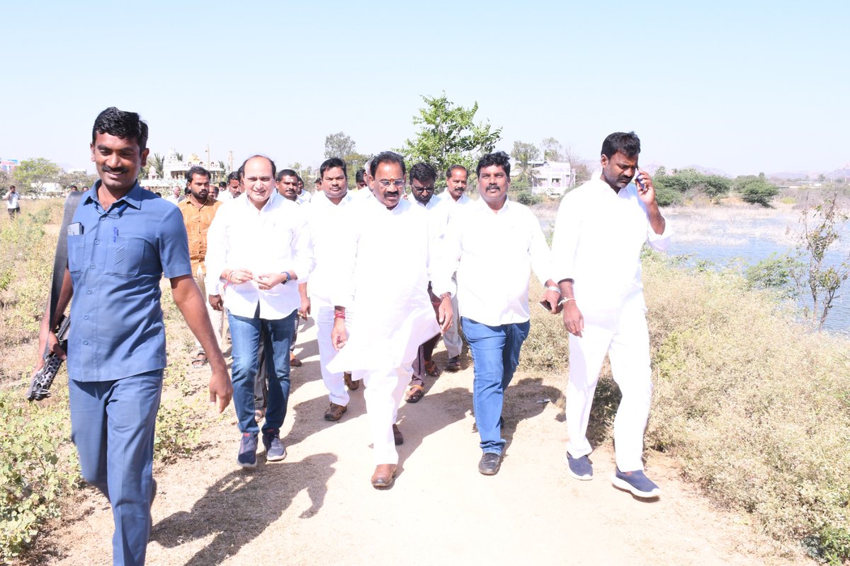 Koosukuntla_BRS's tweet photo. చౌటుప్పల్ మున్సిపల్ కేంద్రంలో అసంపూర్తిగా వున్న మిని ట్యాంక్ బండ్,ఊర చెరువు, ఇండోర్ స్టేడియం, ESI  ఆసుపత్రిని పరిశీలంచి, పురపాలక సర్వసభ్య సమావేశానికి హాజరై మున్సిపాలిటీ అభివృధిపై సమీక్ష నిర్వహించిన ఎమ్మెల్యే కూసుకుంట్ల ప్రభాకర్ రెడ్డి గారు. https://t.co/eAgYRJGkLW
