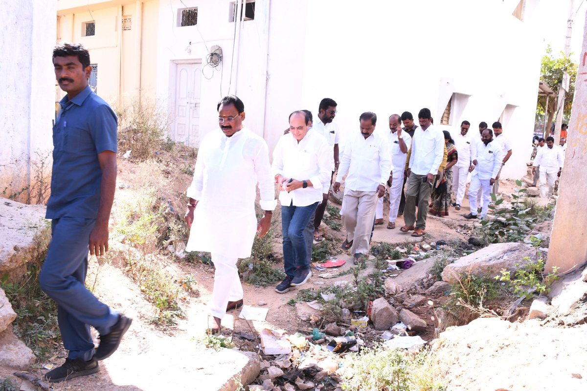Koosukuntla_BRS's tweet photo. చౌటుప్పల్ మున్సిపల్ కేంద్రంలో అసంపూర్తిగా వున్న మిని ట్యాంక్ బండ్,ఊర చెరువు, ఇండోర్ స్టేడియం, ESI  ఆసుపత్రిని పరిశీలంచి, పురపాలక సర్వసభ్య సమావేశానికి హాజరై మున్సిపాలిటీ అభివృధిపై సమీక్ష నిర్వహించిన ఎమ్మెల్యే కూసుకుంట్ల ప్రభాకర్ రెడ్డి గారు. https://t.co/eAgYRJGkLW