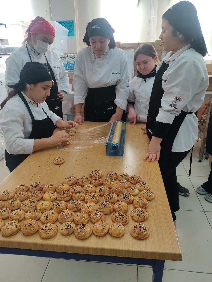 ilce_mem's tweet photo. Nene Hatun Mesleki ve Teknik Anadolu Lisesi Yiyecek ve İçecek Alanı öğrencileri, öğretmenleri ve okul personeli deprem bölgesine göndermek üzere kumanya hazırladılar. Emeği geçenlere teşekkür ederiz. https://t.co/3teyv2q5gA