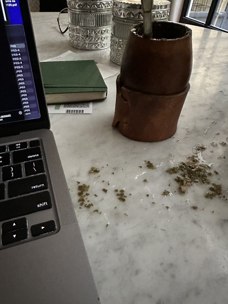 ¿Quién vuelca el mate sobre el teclado horas antes de viajar por trabajo?