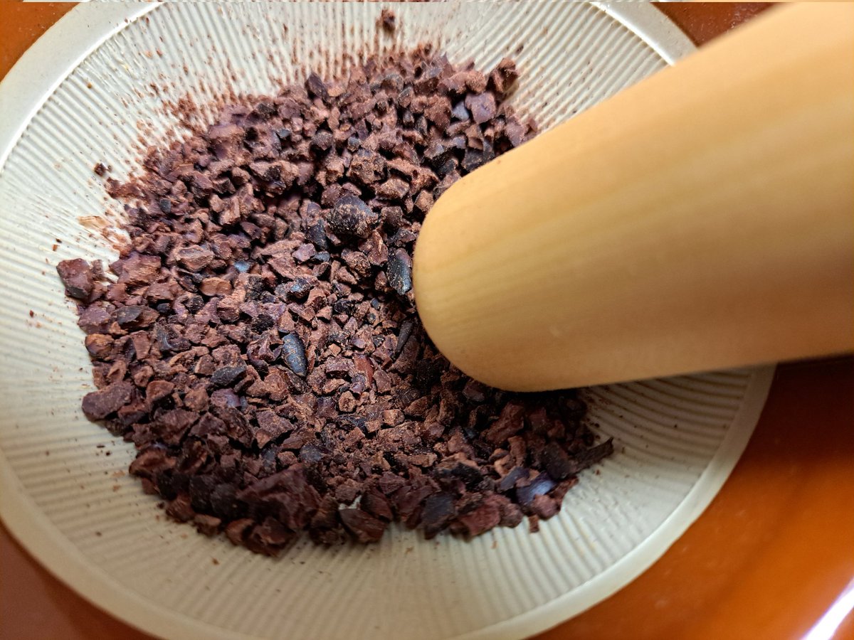 FlyingaceDX's tweet image. バレンタインデー前日なので、手作りでチョコを作っている。豆から😅

#これがホントの　#手作りチョコ