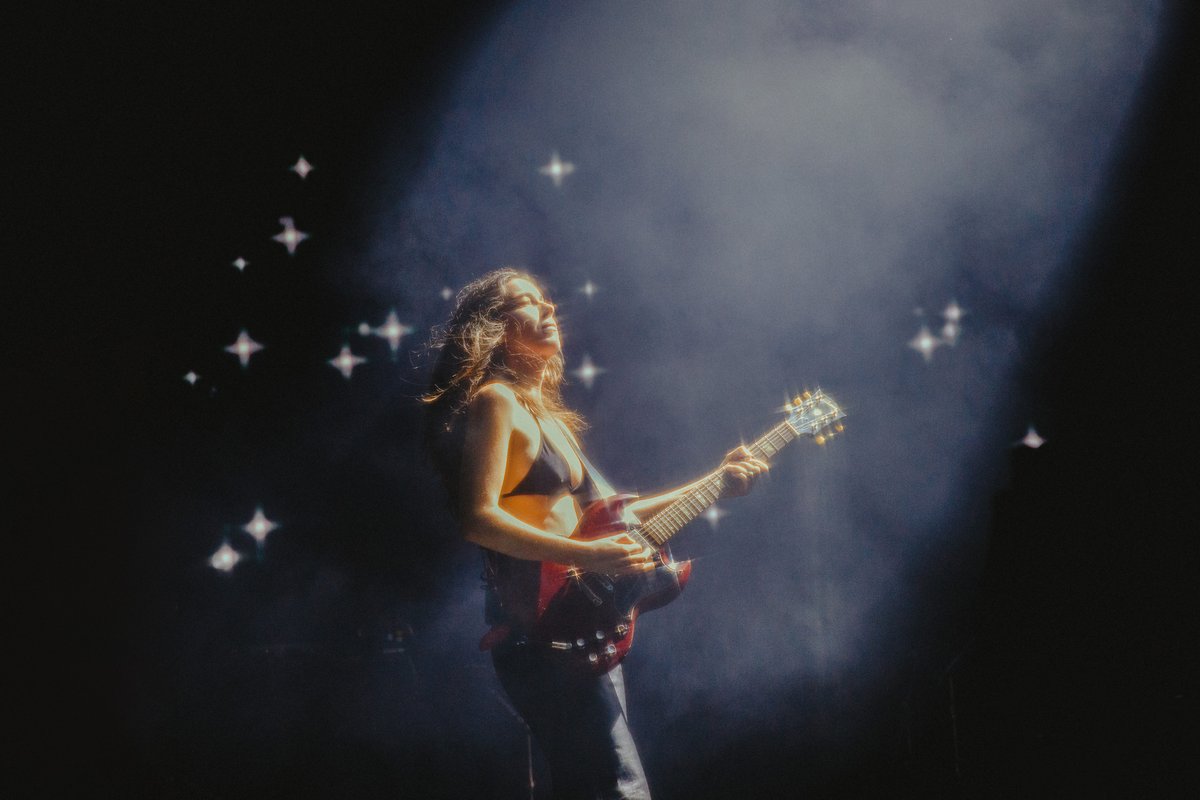 himbodomes's tweet photo. haim @ laneway melbourne ✨ https://t.co/6xw6sXJI1u