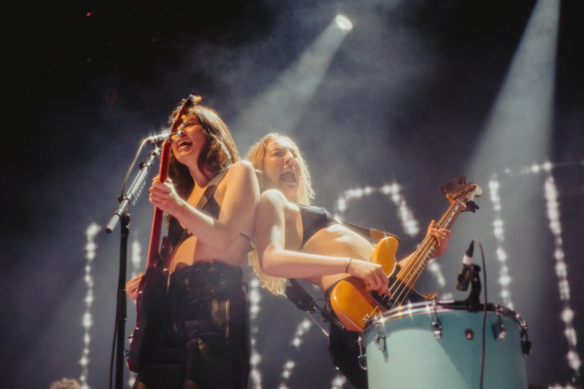 himbodomes's tweet photo. haim @ laneway melbourne ✨ https://t.co/6xw6sXJI1u