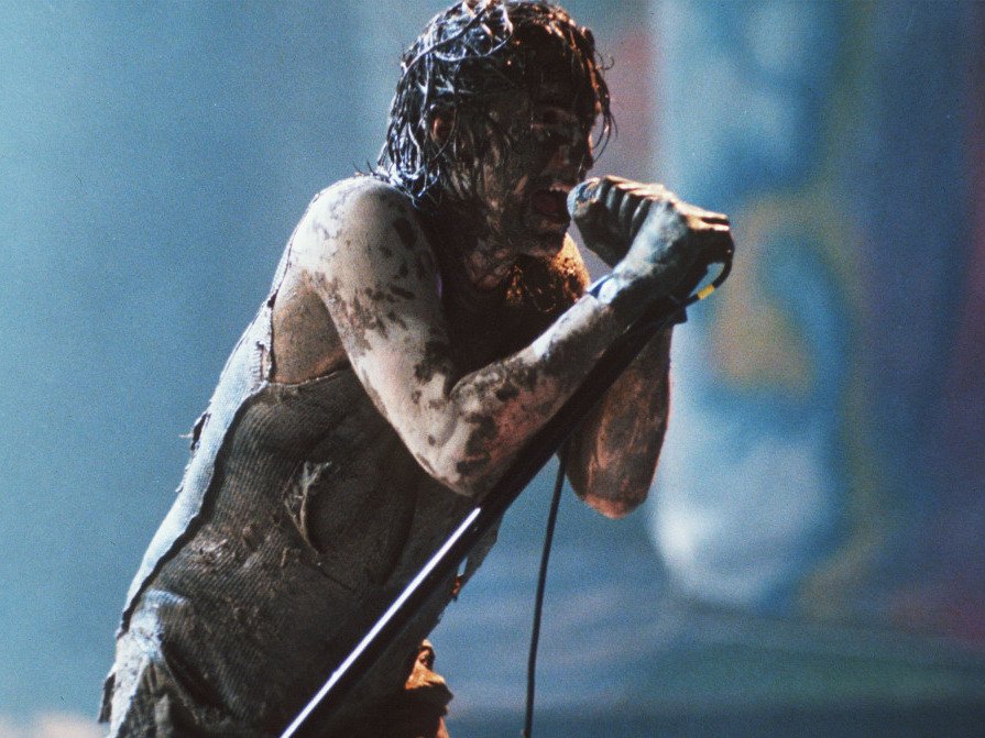 gravidade_'s tweet photo. Trent Reznor afirmou à Wired que antes dos concertos, faz o Corta Mato Distrital de Vagos https://t.co/EUdao7vyDY