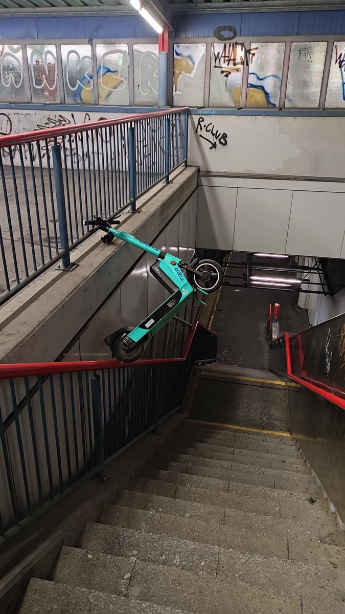 BenibenNFT's tweet photo. Advanced scooter parking https://t.co/wnn7jN75LL