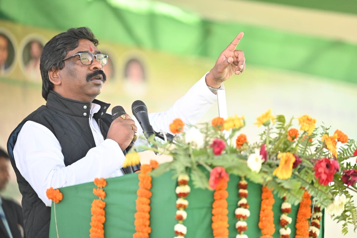 HemantSorenJMM's tweet photo. राज्य अलग करने में 40 साल लग गए। और 20 साल लग गए आदिवासी-मूलवासी की मजबूत सरकार ���ो सत्ता में आने में। सरकार बनने के बाद से ही विपक्ष लगातार सरकार गिराने का प्रयास कर रही है। कहते हैं ��रकार गिरा देंगे। कैसे गिरा देंगे? 
इनका षड्यंत्र कभी सफल नहीं होगा। https://t.co/6MXHtcCKHt