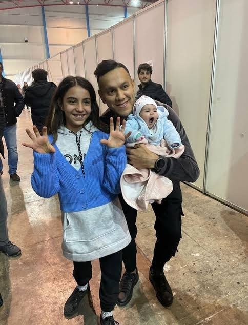 NeonTarama's tweet photo. Josef de Souza, depremde ailesini kaybetmiş 1 kız çocuğunu evlat edineceğini açıkladı. ♥️😍

#yapmayın #abdufo ABD UFO #SONDAKIKA #BorsadaİslemlerİptalEdilsin #Binance #uzaktan demet akalın #BUSD #uzaylılar https://t.co/G7qdXoELOm