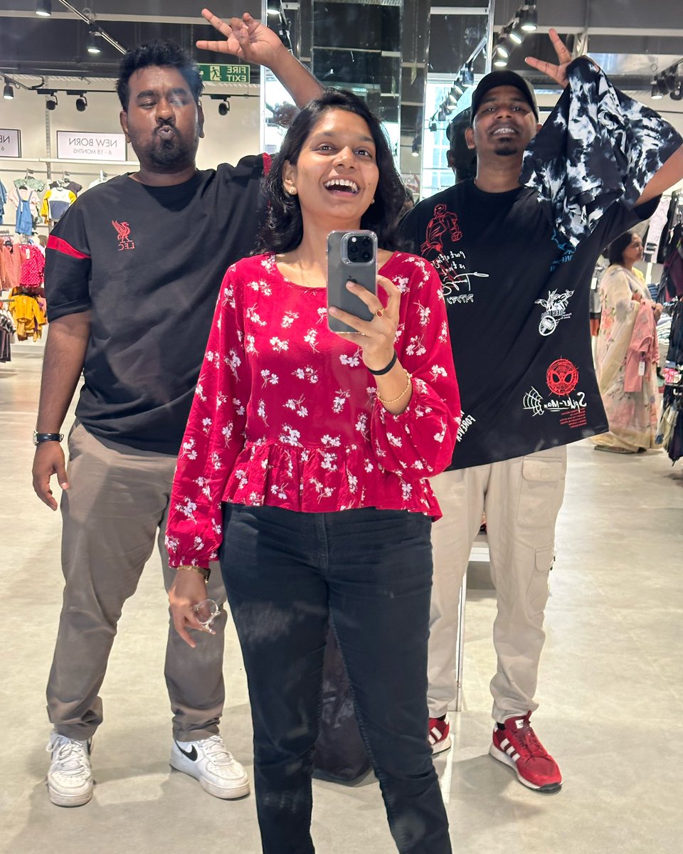 Karthickkaviram's tweet photo. MIA, Never again 👨👨👧❤️
#mesakar #nellore #poselikeidiots #shoppingbagsfull #andhramealsftw #beachdayitwas #bff #friendslikefamily #happywe https://t.co/976ktH5UvP