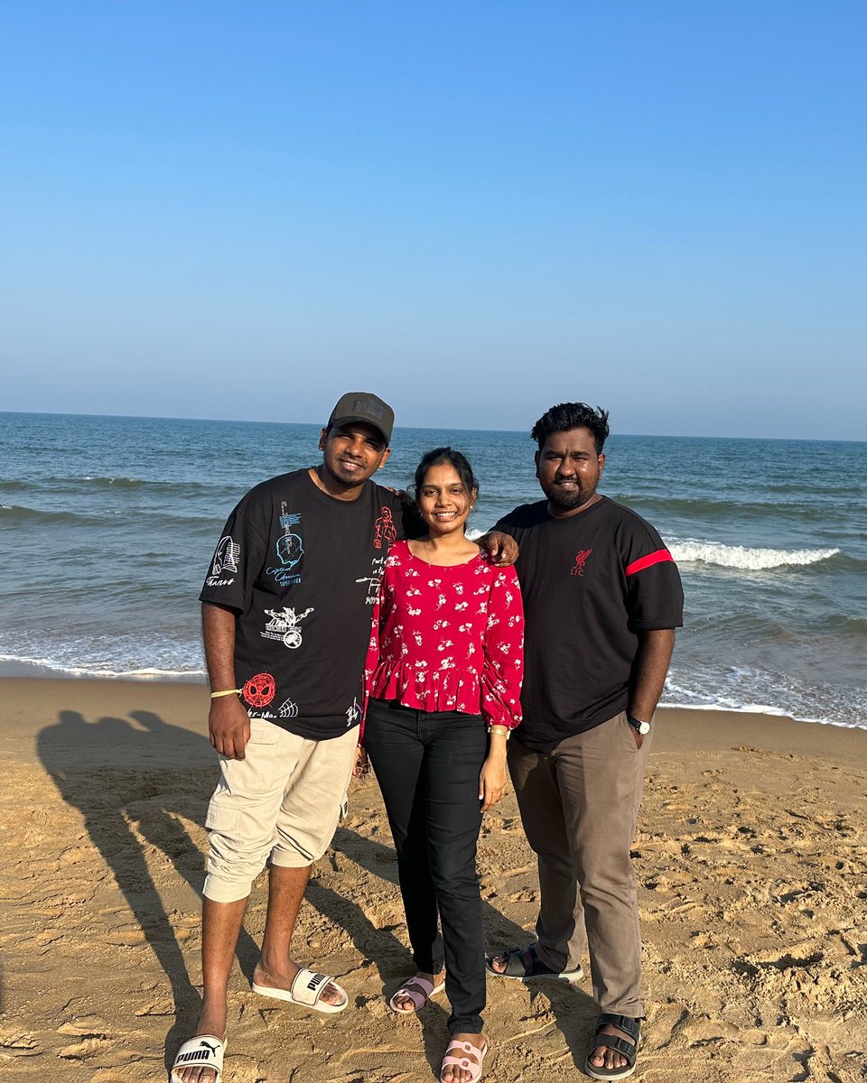 Karthickkaviram's tweet photo. MIA, Never again 👨👨👧❤️
#mesakar #nellore #poselikeidiots #shoppingbagsfull #andhramealsftw #beachdayitwas #bff #friendslikefamily #happywe https://t.co/976ktH5UvP
