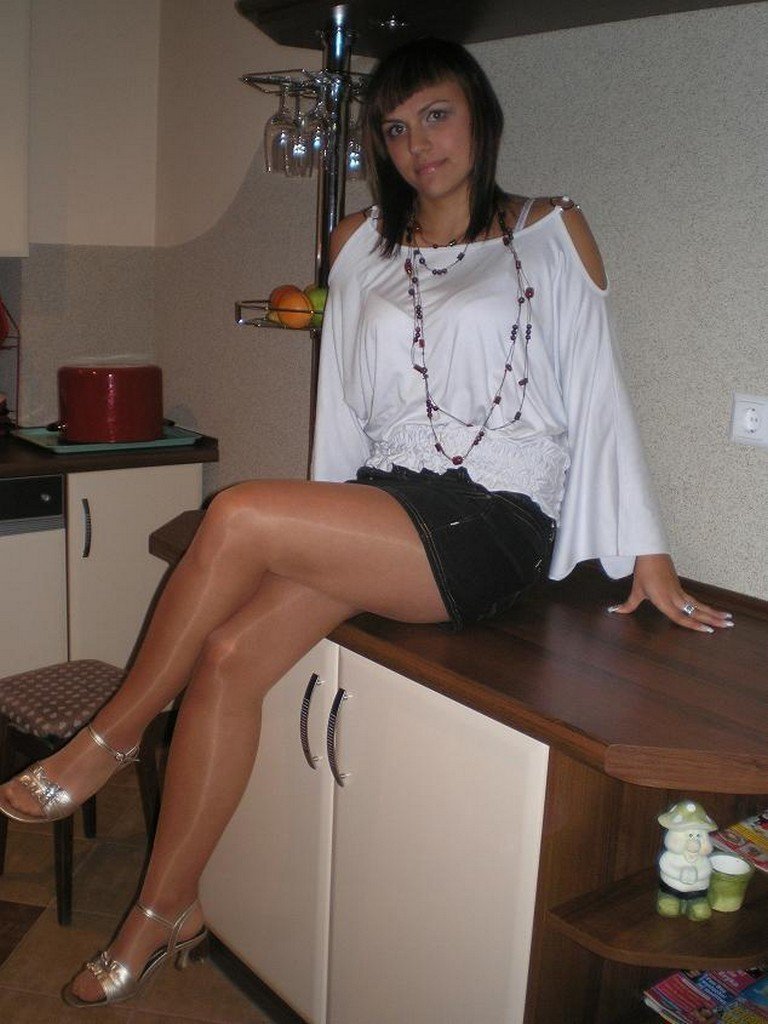 Amateur Pantyhose On Twitter Sitting On The Counter In Her Miniskirt High Heels And Pantyhose 