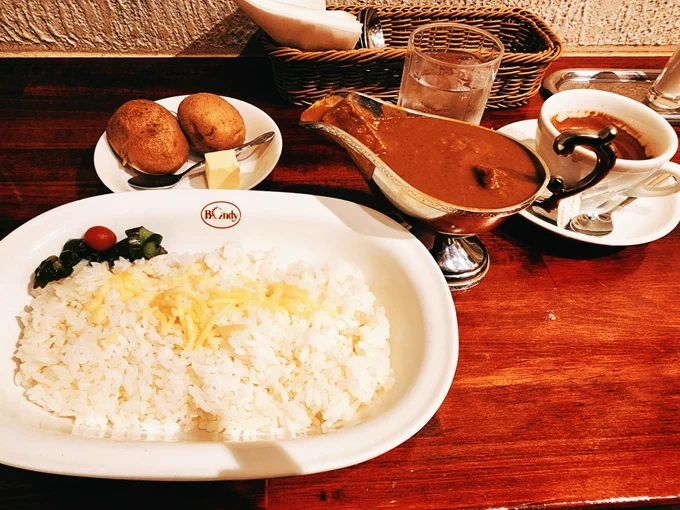 今日は久々に集英社に行って打ち合わせしてきました。神保町らしく晩御飯は担当さんとカレー食べました。おいしかった! 