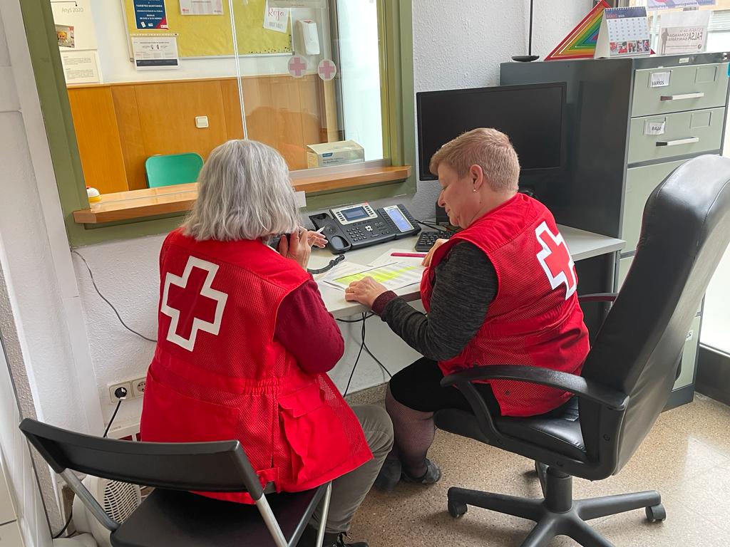 CRMollet's tweet photo. La Montse i la Pepi són dos de les nostres súper voluntàries encarregades de trucar als nostres socis i sòcies per agrair personalment la seva implicació i col·laboració any rere any. GRÀCIES!!!
#creuroja #creurojamollet #captació #agraiments #col·laboració #voluntariat https://t.co/tprTilNR4w