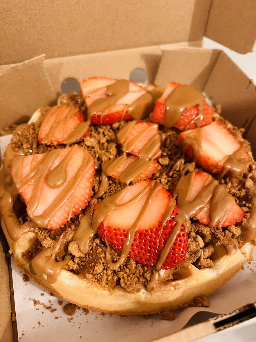 7” freshly made waffle with Biscoff sauce, Biscoff biscuit and strawberries. 🧇😋