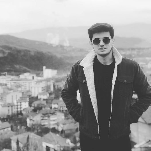 Asteğmen olarak askerlik görevini yapmak üzere Hatay'a giden Karabüklü Enes Melik Köseoğlu kardeşimiz depremde hayatını kaybetti.

Yağmacı Depremin 6 #yapmayın #DonateToTurkey Binali Yavrum Aslı Covid #yanlış Depremzedeler #HATAY