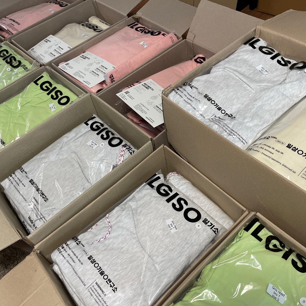 thehazelle's tweet photo. 주말동안 150벌의 일상기술연구소 노브라티가 튀르키예 기증 목적에 맞추어 다시 포장되었습니다. 저희 제품은 국내 고객들이 인터넷으로 정보를 확인하고 구입하신다는 가정 하에 포장되기 때문에, 튀르키예의 이재민들은 무슨 옷인지 모르고 받으실 확률이 99%쯤 되리라고 판단했거든요. https://t.co/KGEDfav6NT