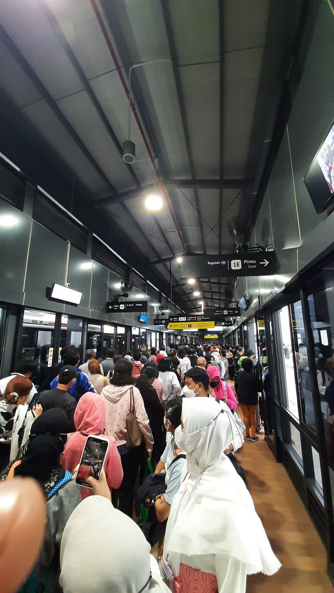 R_Mudhoffar's tweet photo. Byohh, tiap sore seperti ini di CSW arah Ciledug, tolong dong @PT_Transjakarta untuk solve problem nya. https://t.co/kmHKH95wqx