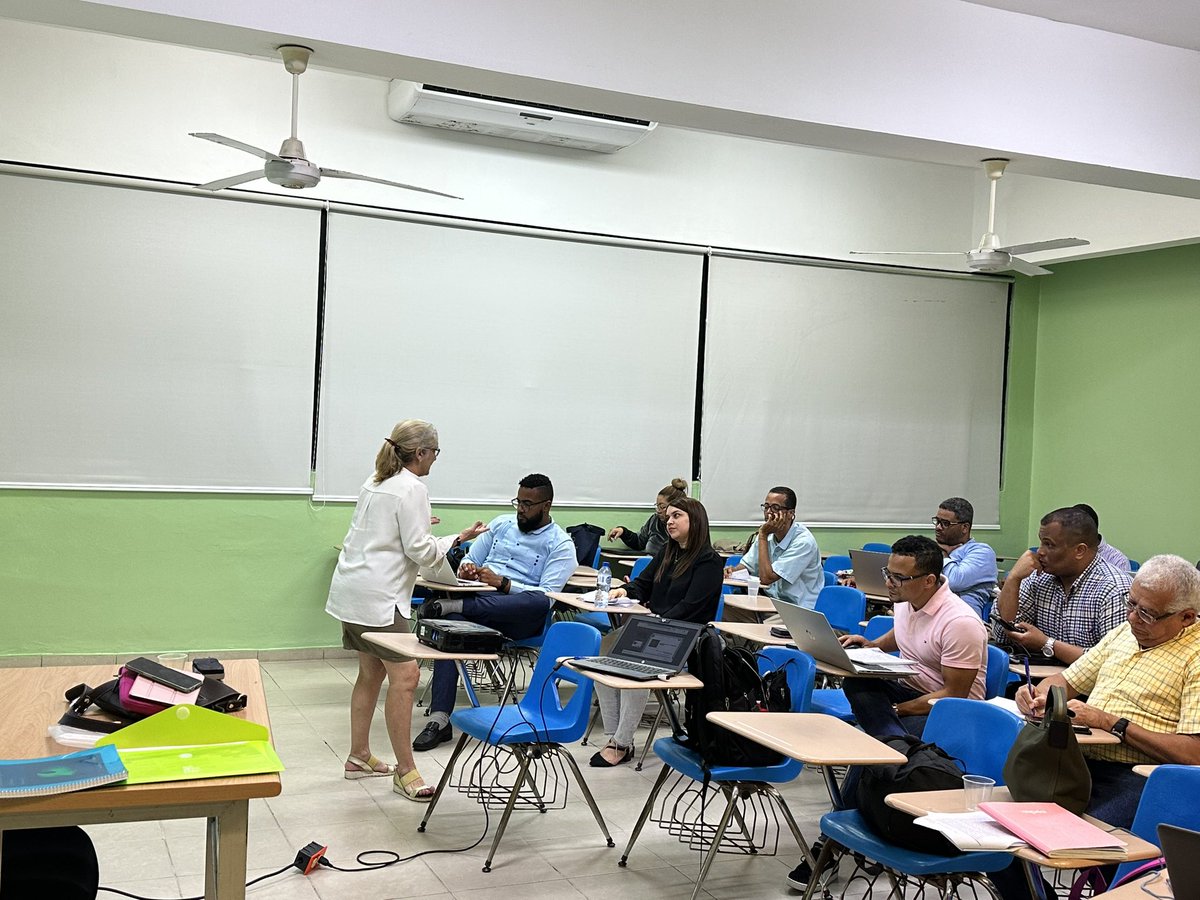 El Dr. Antonio Ciriaco Cruz, Decano FCES y el Dr. Amaury Perez, Director de Investigaciones en apertura el Curso-Taller "Aspectos importantes para la publicación científica", impartida por la Doctora Ana Fernandez de la Universidad del País Vasco (UPV).

#EconomiaUasd #uasd