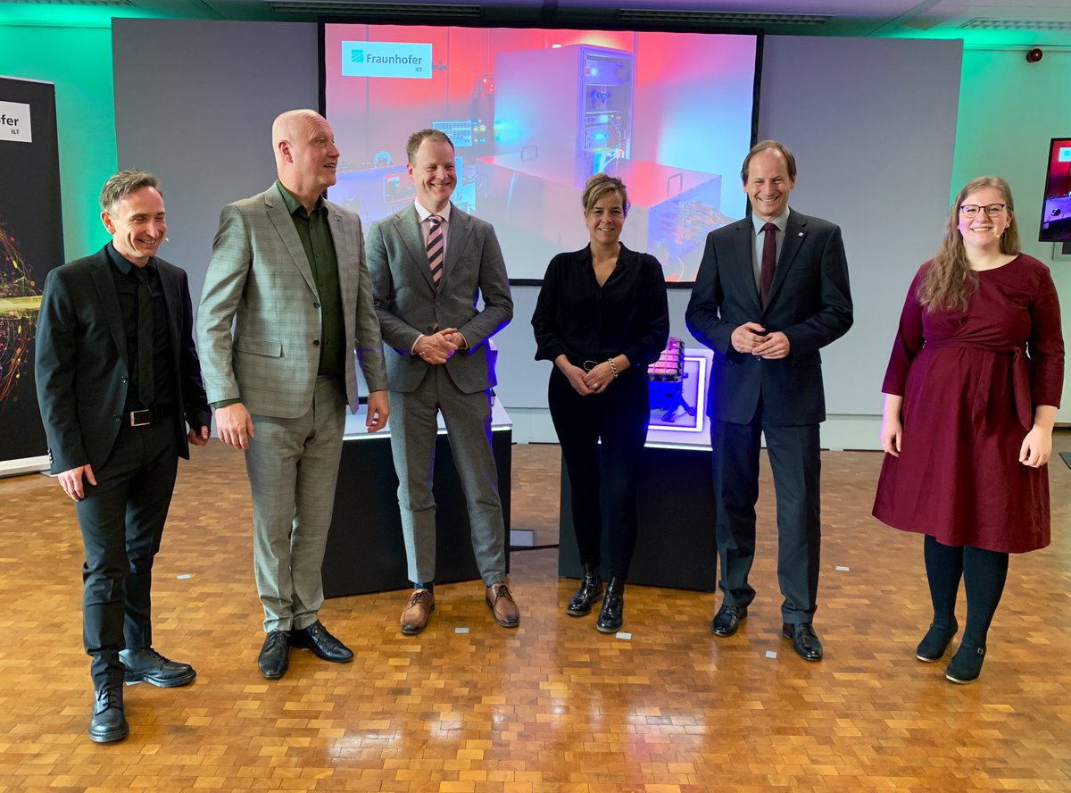 WirtschaftNRW's tweet image. Durch das Quanteninternet lässt sich die Leistungsfähigkeit mehrerer #Quantencomputer bündeln. #NRW fördert den bundesweit 1️⃣. Quanteninternet-Knoten in #Aachen mit 3,5 Mio. €. Ministerin @MonaNeubaur: Schlüsseltechnologie für die grüne Transformation. 👉wirtschaft.nrw/nordrhein-west…