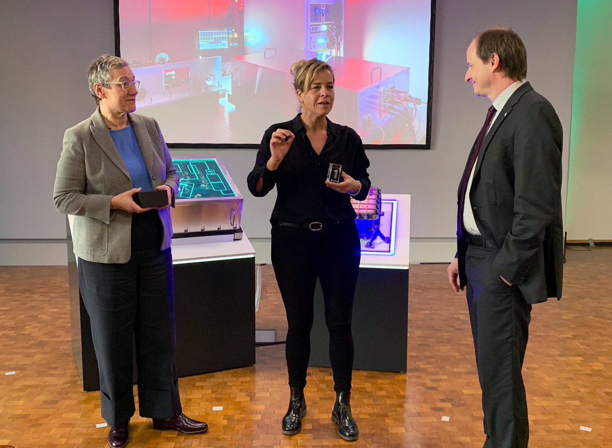 WirtschaftNRW's tweet image. Durch das Quanteninternet lässt sich die Leistungsfähigkeit mehrerer #Quantencomputer bündeln. #NRW fördert den bundesweit 1️⃣. Quanteninternet-Knoten in #Aachen mit 3,5 Mio. €. Ministerin @MonaNeubaur: Schlüsseltechnologie für die grüne Transformation. 👉wirtschaft.nrw/nordrhein-west…