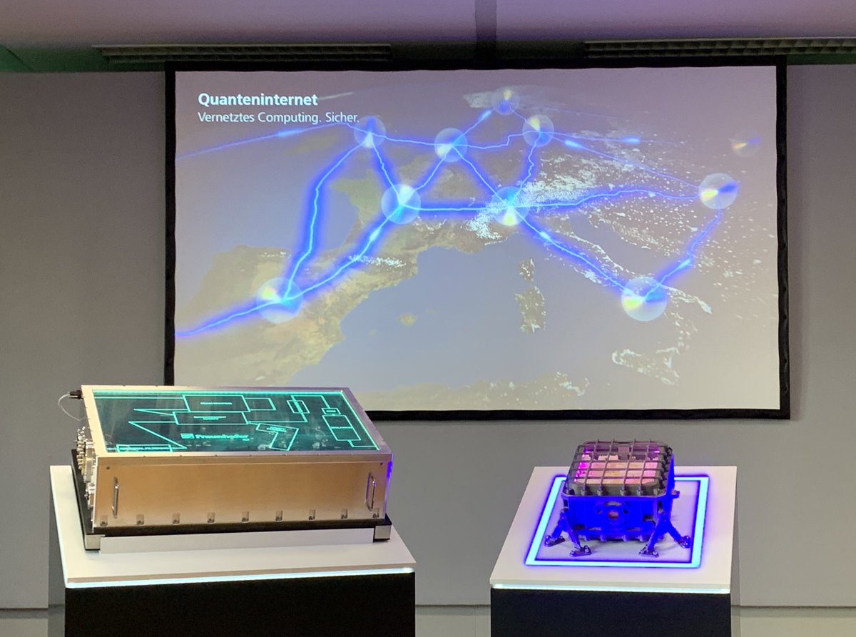 WirtschaftNRW's tweet image. Durch das Quanteninternet lässt sich die Leistungsfähigkeit mehrerer #Quantencomputer bündeln. #NRW fördert den bundesweit 1️⃣. Quanteninternet-Knoten in #Aachen mit 3,5 Mio. €. Ministerin @MonaNeubaur: Schlüsseltechnologie für die grüne Transformation. 👉wirtschaft.nrw/nordrhein-west…