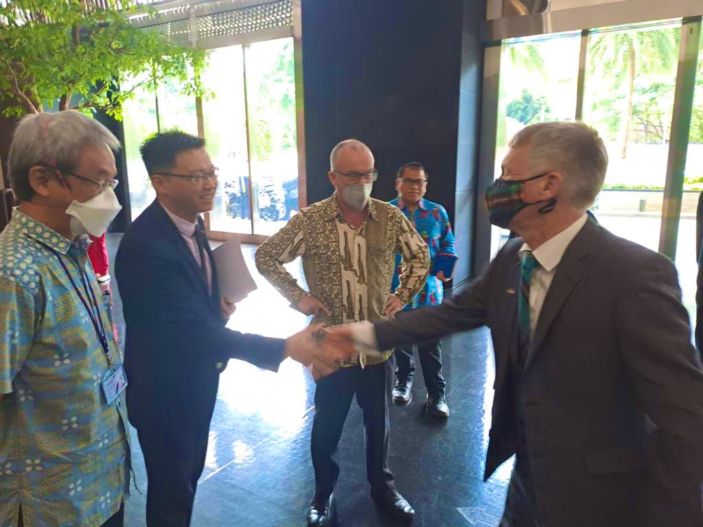 Ivan_McKee's tweet photo. Today I showed my support for the partnership between i3L, University of Dundee and Combiphar, and Indonesian students that will study in Scotland in future. I highlighted Scotland’s wider strengths in life sciences and explored other potential trade &amp; investment opportunities. https://t.co/tMAtmzf5U3