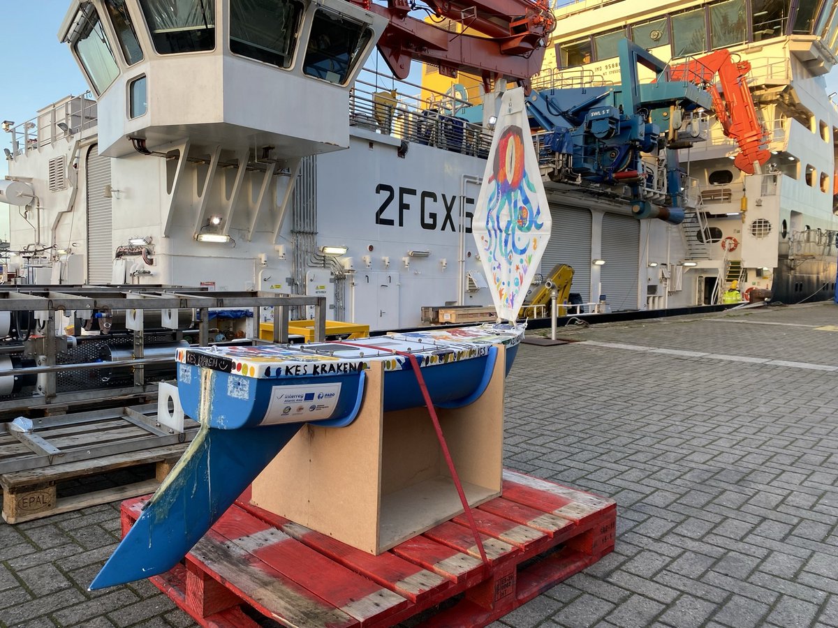 NOCnews's tweet image. #OnThisDay in 2022 a mini boat (@miniboats) built by students from @KESSouthampton made its maiden voyage on #RRSDiscovery! ⛵

‘KES Kraken’ was deployed on #DY146 and collected data on ocean currents, weather and technology.

Find out more here ⏮️ bit.ly/3K43sYc