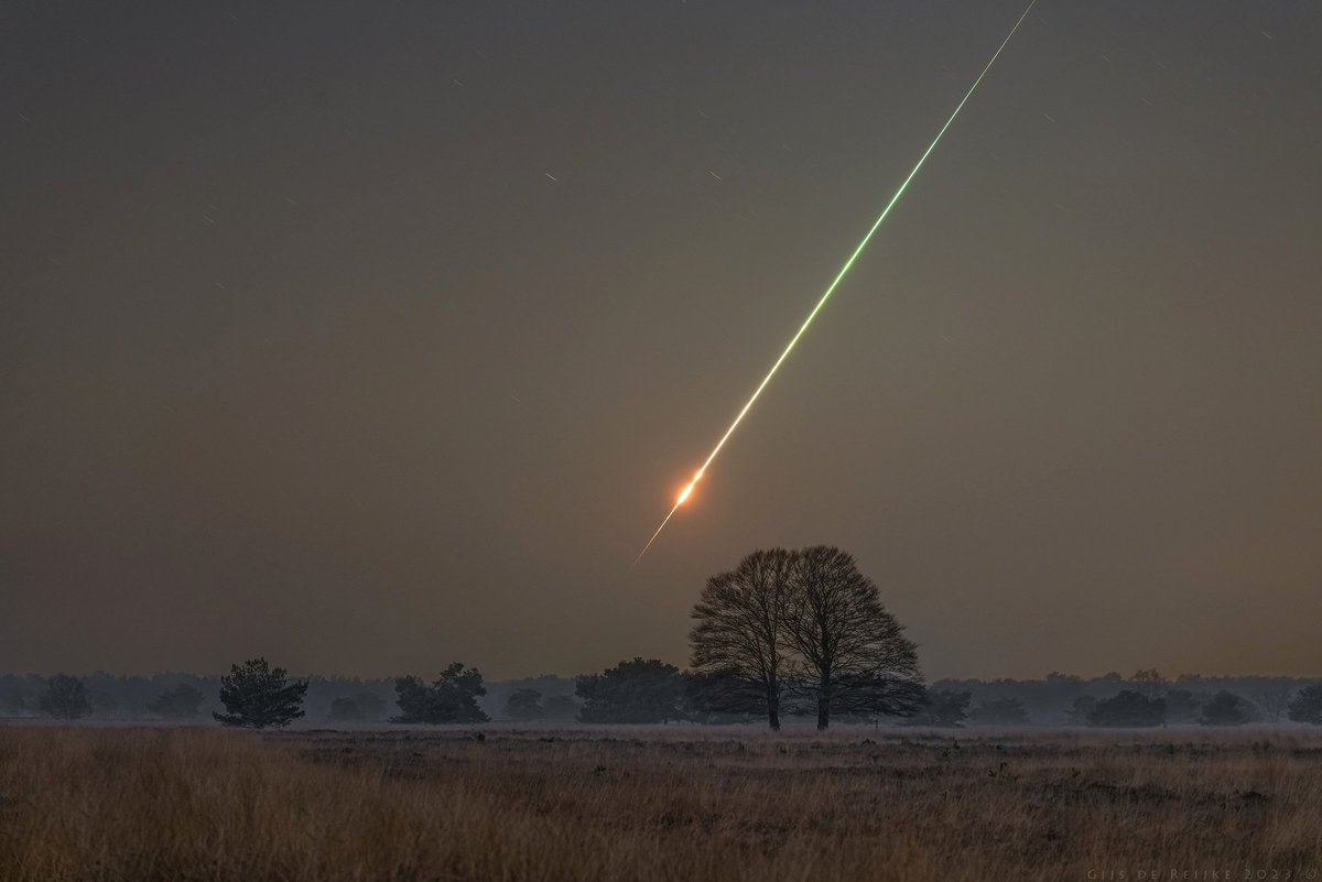 StormchaserNL's tweet photo. ☄️ Asteroïde #Sar2667 gespot vanuit Nederland, vanochtend om 04.00 uur! Het stuk ruimtepuin verbrandde boven de Franse kust, maar gaf ook bij ons een felle vuurbal. Deze beelden komen uit Brabant en de regio Kerkrade (L).
 
Credits: @GijsDeReijke, @hensiepieper en Calvin Musch https://t.co/rM9iUMhJJU