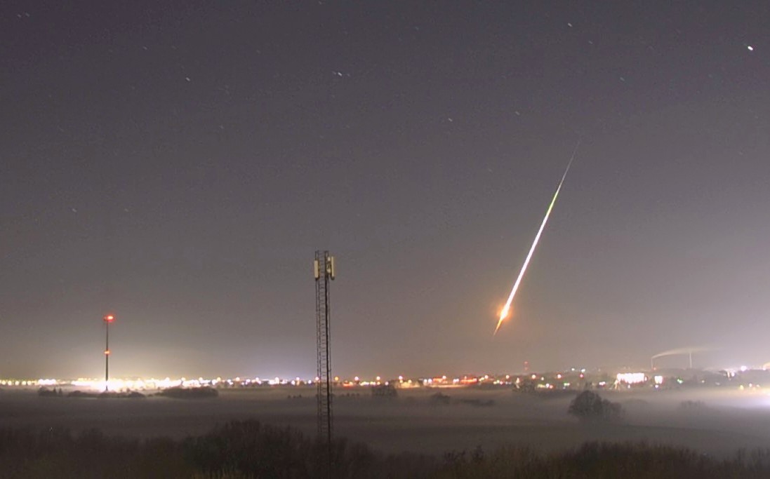 StormchaserNL's tweet photo. ☄️ Asteroïde #Sar2667 gespot vanuit Nederland, vanochtend om 04.00 uur! Het stuk ruimtepuin verbrandde boven de Franse kust, maar gaf ook bij ons een felle vuurbal. Deze beelden komen uit Brabant en de regio Kerkrade (L).
 
Credits: @GijsDeReijke, @hensiepieper en Calvin Musch https://t.co/rM9iUMhJJU