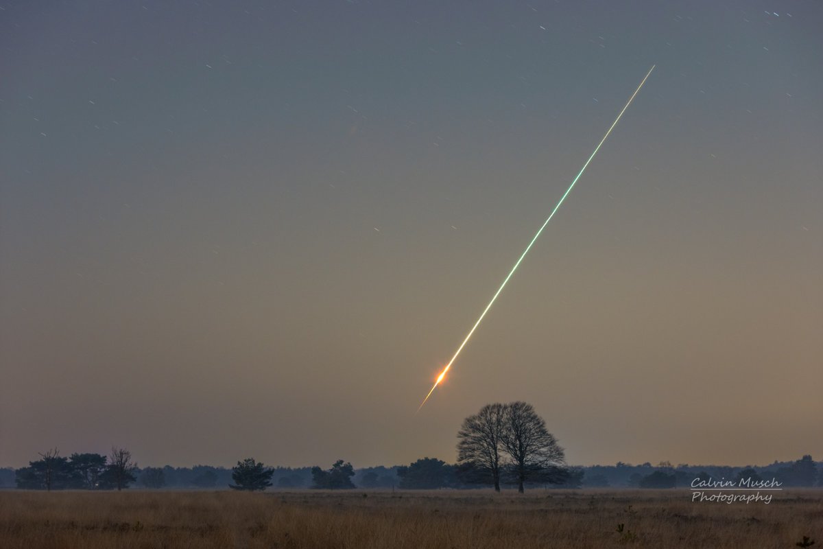 ☄️ Asteroïde #Sar2667 gespot vanuit Nederland, vanochtend om 04.00 uur! Het stuk ruimtepuin verbrandde boven de Franse kust, maar gaf ook bij ons een felle vuurbal. Deze beelden komen uit Brabant en de regio Kerkrade (L).
 
Credits: <a href="/GijsDeReijke/">Gijs de Reijke</a>, <a href="/hensiepieper/">Hensie-pieper</a> en Calvin Musch