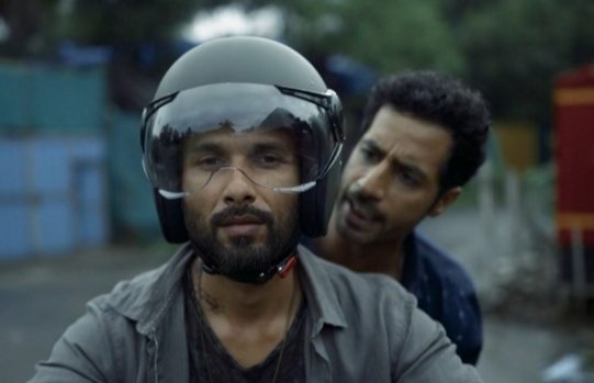 #Farzi is ENGAGING STUFF. 🔥👌
Perfect casting, incredible performance from #ShahidKapoor - #VijaySethupathi & #KayKayMenon.. + dialogues are the biggest strength of this series.. and brilliant writing made this show enjoyable & BINGE WORTHY!