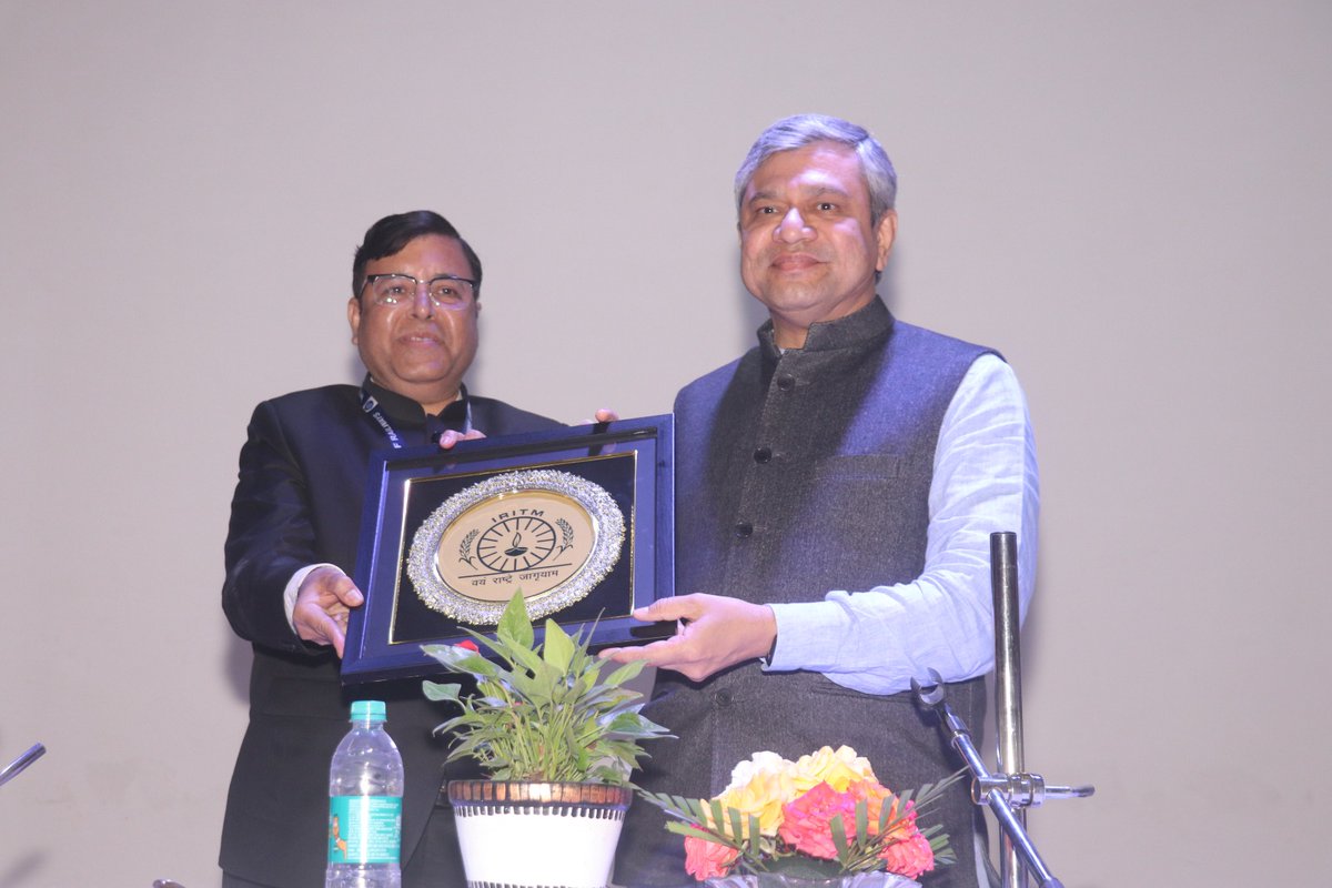 IRITMLKO's tweet photo. Shri Ashwini Vaishnaw, Hon'ble Minister of Railways,Communications, and Electronics &amp; IT visited IRITM today. He addressed &amp; interacted with IRTS Probationers,officers from RDSO,MCF, LKO &amp; LJN divisions.GMs of NR,NER,MCF and DG/RDSO, were present on the occasion.@RailMinIndia https://t.co/j6KAtFf1EU