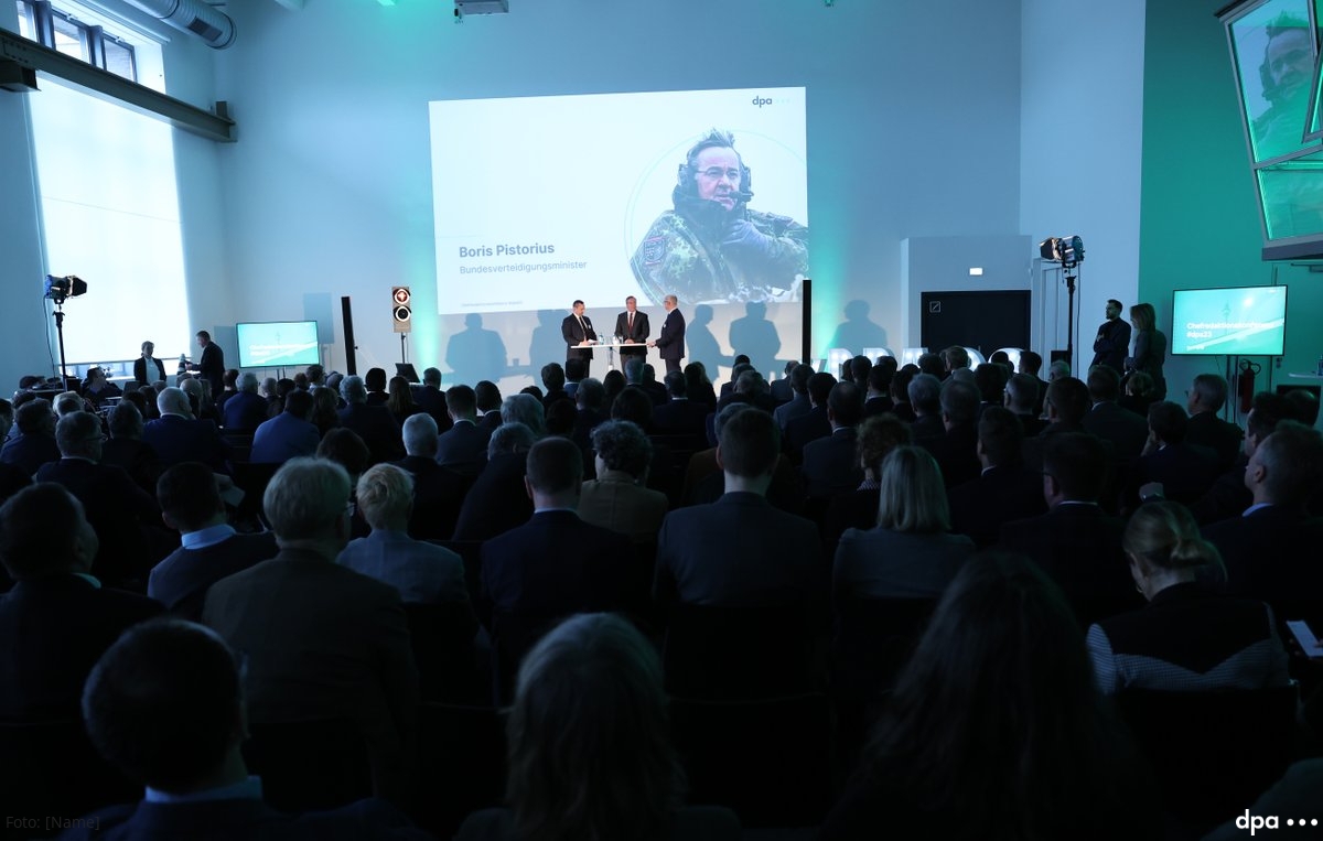Jetzt auf der #dpa23-Bühne: Boris Pistorius im Gespräch mit <a href="/SvenGoesmann/">Sven Gösmann</a> und <a href="/dpa/">dpa</a>-Bundeskorrespondent Carsten Hoffmann. Der Verteidigungsminister berichtet über seine ersten Wochen im Amt und den Besuch in Kiew. Wie bei Annalena Baerbock ist die Twitter-Ampel auf Rot gestellt.
