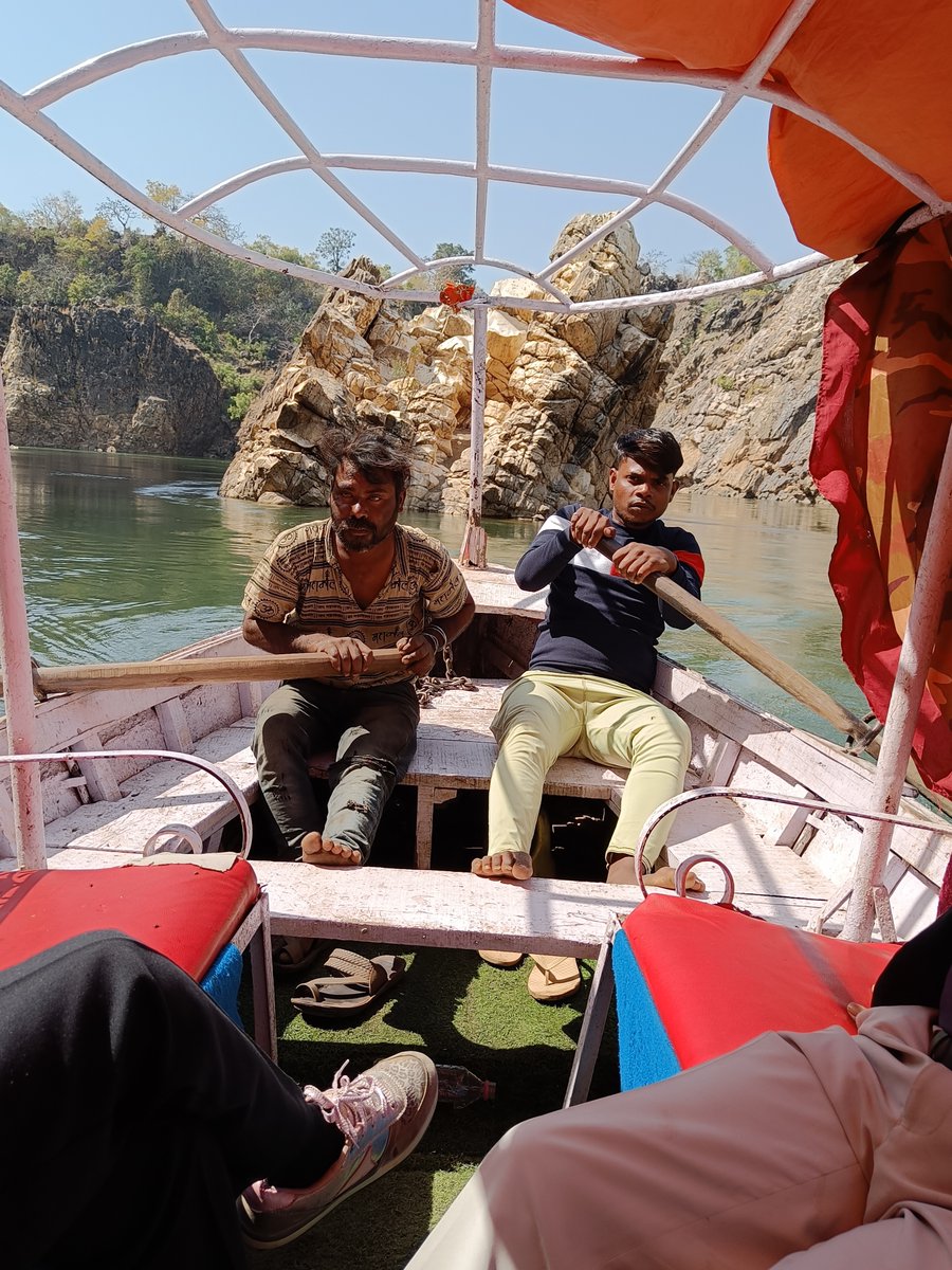 TawaIndia's tweet photo. #Bhedaghat boatmen turned into goons now. Majority of them works in drunk condition, no life-jacket, overloaded boat, playing with human life. On mid river ask for money, tip is demanded 10 times in 30 min drive. No dress code.
@NBhedaghat @DM_Jabalpur @PNaveenTOI @JagoJabalpur https://t.co/VF5Z1pFDOi