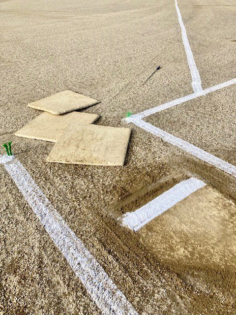 【#球場now) 令和元年台風19号の被害から復旧して3年の大田区 #多摩川緑地野球場 12号面。整備が行き届いた球場ですが ベースがゴムの板状で薄いため 一塁手のクロスプレイで足が離れたoff the bagが見えず 審判泣かせです。出来るだけベースの近くまで駆け上がりジャッジするので 運動になります(#45)