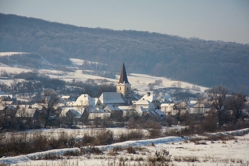 KirchlicheBl's tweet photo. Winterliche @KirchenburgenRO-Landschaft in Siebenbürgen (III): Trappold (#Apold), Agnetheln (#Agnita), Werd (#Vărd) und Zied (#Veseud-Chirpăr) https://t.co/WHEqW92VZt