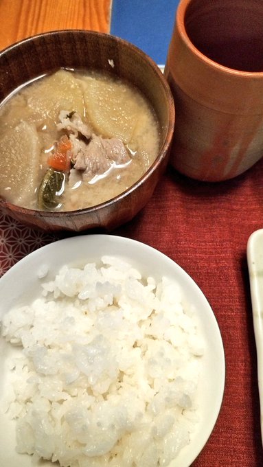 お仕事のおケツが見えてきたので今日はゆっくり夕ご飯。久しぶりにお料理したらめちゃめちゃ楽しかった。美味しいご飯は最強だ。うまく行けばティア前にエッセイ描けるかもなー。さて、いただきます。 