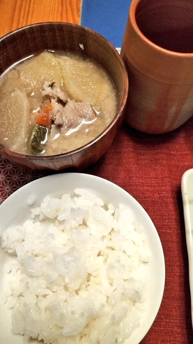 お仕事のおケツが見えてきたので今日はゆっくり夕ご飯。久しぶりにお料理したらめちゃめちゃ楽しかった。美味しいご飯は最強だ。うまく行けばティア前にエッセイ描けるかもなー。さて、いただきます。 