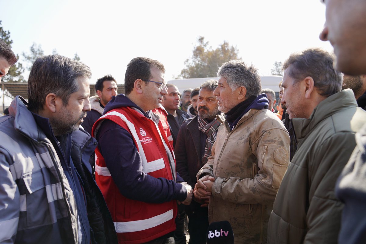 Hatay'da depremin yaralarını sarmaya devam ediyoruz.

Bugün Samandağ, Defne ve Kırıkhan'da belediye başkanlarımızla bölgedeki durumu inceledik. AFAD'ı ziyaret edip Sağlık Bakanımız Fahrettin Koca ile görüştük. İBB olarak AFAD ile koordineli şekilde çalışmalara devam edeceğiz.