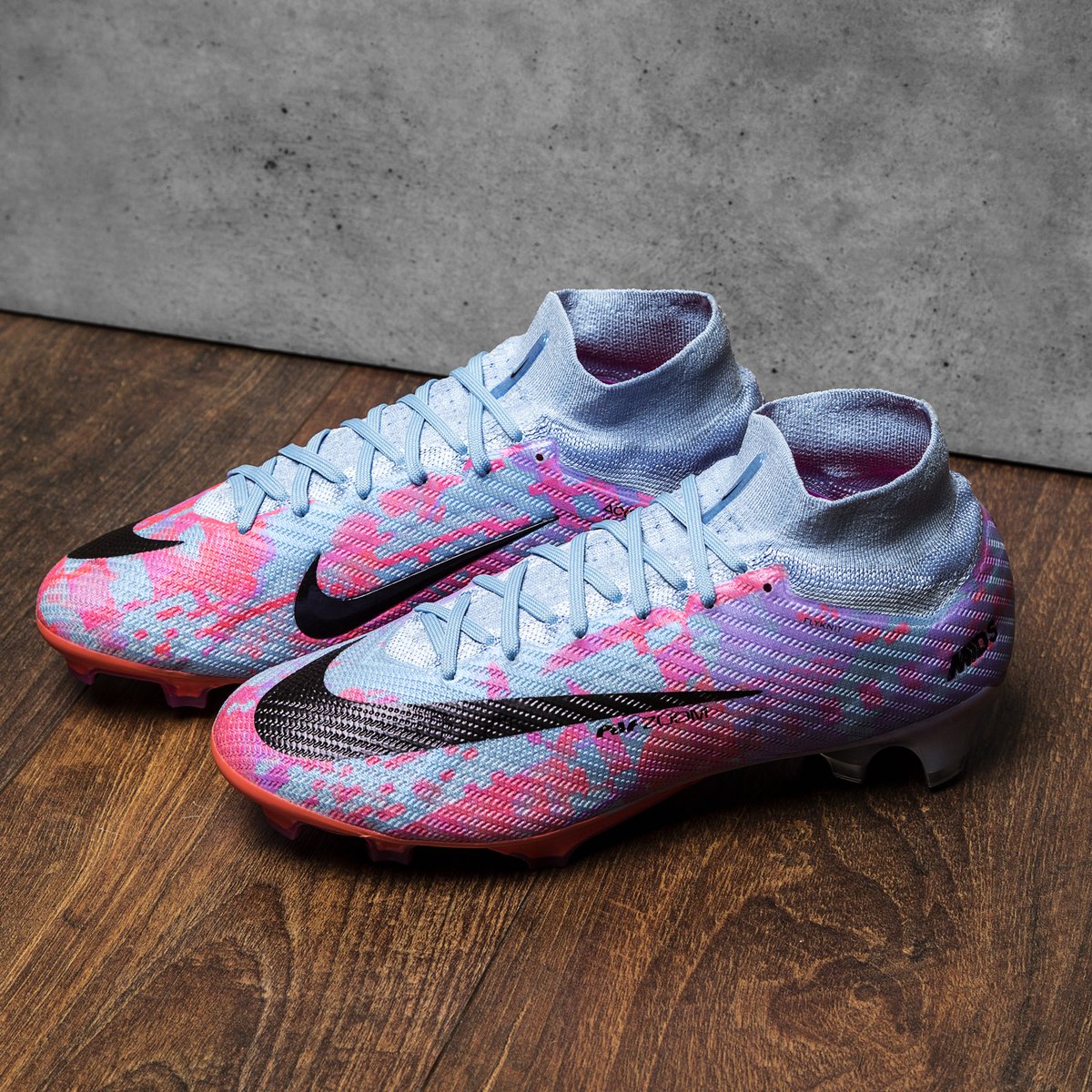 unisportlife's tweet photo. 🚨 AVAILABLE NOW 🚨

The wait is finally over - @nikefootball's 6th chapter of the Mercurial Dream Speed is available now!😱

Rate the MDS with ONLY one emoji 📝⤵️
--
Shop the Nike MDS at Unisport NOW - https://t.co/kg52FNBlfT
--
#nikefootball #mercurial #unisportlife #dreamspeed https://t.co/3ptMGYxTae