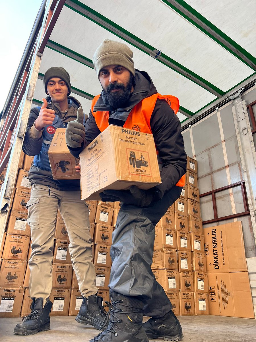 pbseferberlik's tweet photo. Yardımlarınız sayesinde toplanan powerbankler Gaziantep’e ulaştı. Toplanan powerbankler vatandaşlarımıza, AFAD çalışanlarımıza, askerlerimize teslim edilmek üzere Gaziantep’in çeşitli bölgelerine dağıtılacak. Bugün içerisinde ve yarın da diğer deprem illerimize ulaştıracağız. https://t.co/1aeWFI3qfu