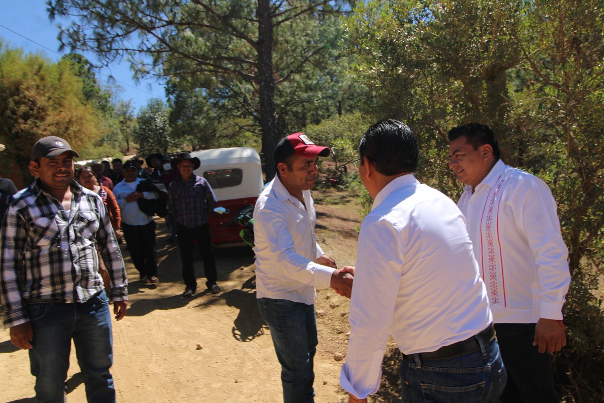 DanielGOaxaca's tweet photo. 4/5 de San Lorenzo Texmelucan e Integrantes de su Cabildo, a #PedroMartínezRuiz #AgenteMunicipal de #RíoTalea, al Prof. #JairGómezSalazar, Director de la #Telesecundaria, Profesores, Alumnos y los Padres de familia de esta Comunidad por el Cálido Recibimiento. https://t.co/seoMhhgFWU
