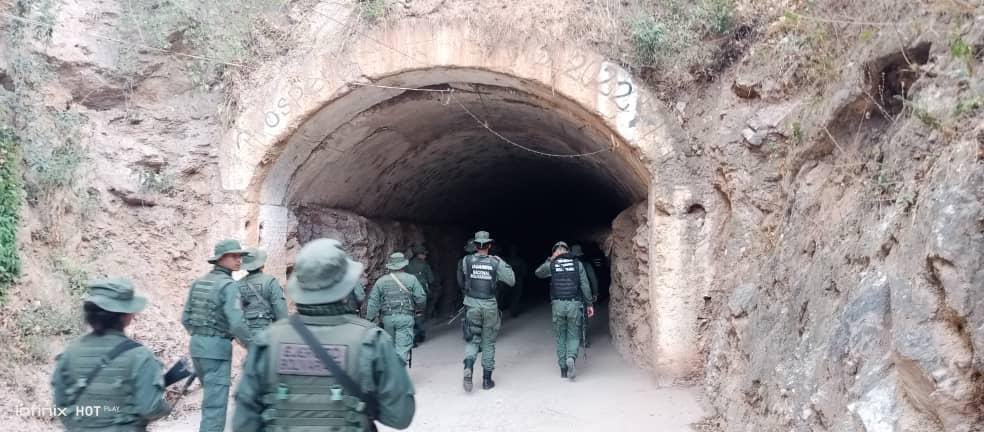 Redi_andes's tweet photo. #AsiLoDijo ||  Nuestro GJ @dhernandezlarez Venezuela es territorio de Paz. Ningún grupo delincuencial alterará la Paz social en nuestro país. Operación Cacique Maracay, rumbo a la recuperación económica y el renacimiento de la Patria ! 
#YoSoyFANB https://t.co/7Rr3Z6mOUG
