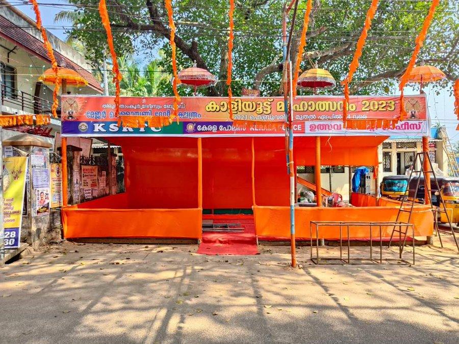 AskAnshul's tweet photo. Kerala Police under Communist govt instructed Vellayani Bhadrakali temple to not use saffron decoration during a festival.

As a mark of protest:
1) Devotees set up police post in saffron color.
2) Women wore sarees with saffron colored blouses.
3) Temple put saffron decoration. https://t.co/I4BZxNH1uG