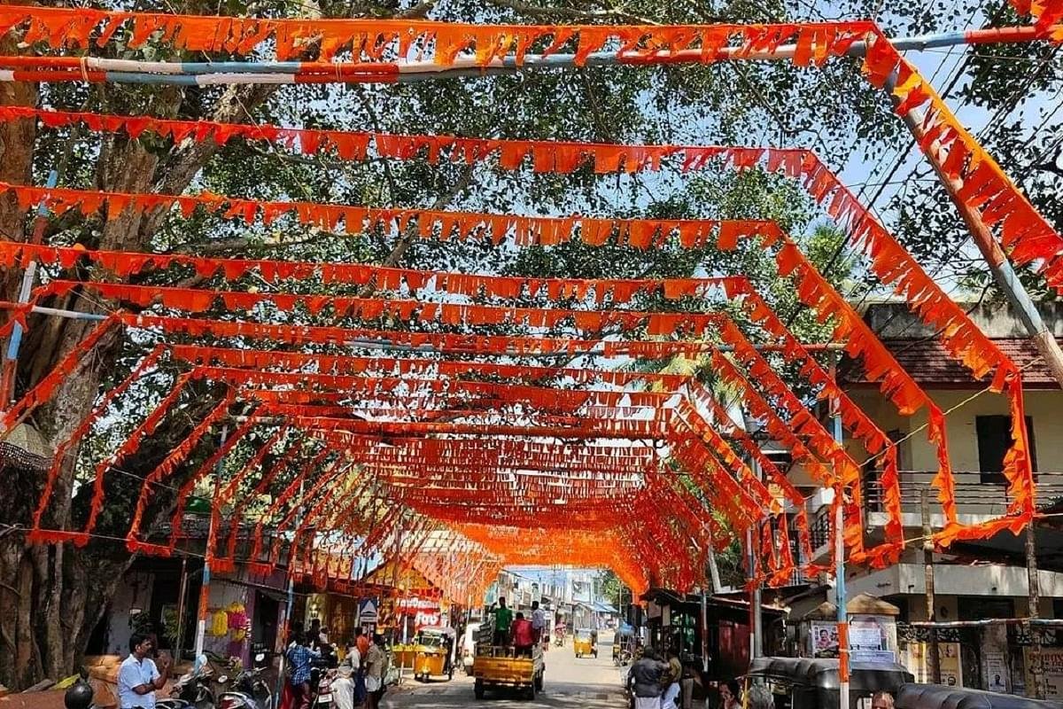 AskAnshul's tweet photo. Kerala Police under Communist govt instructed Vellayani Bhadrakali temple to not use saffron decoration during a festival.

As a mark of protest:
1) Devotees set up police post in saffron color.
2) Women wore sarees with saffron colored blouses.
3) Temple put saffron decoration. https://t.co/I4BZxNH1uG