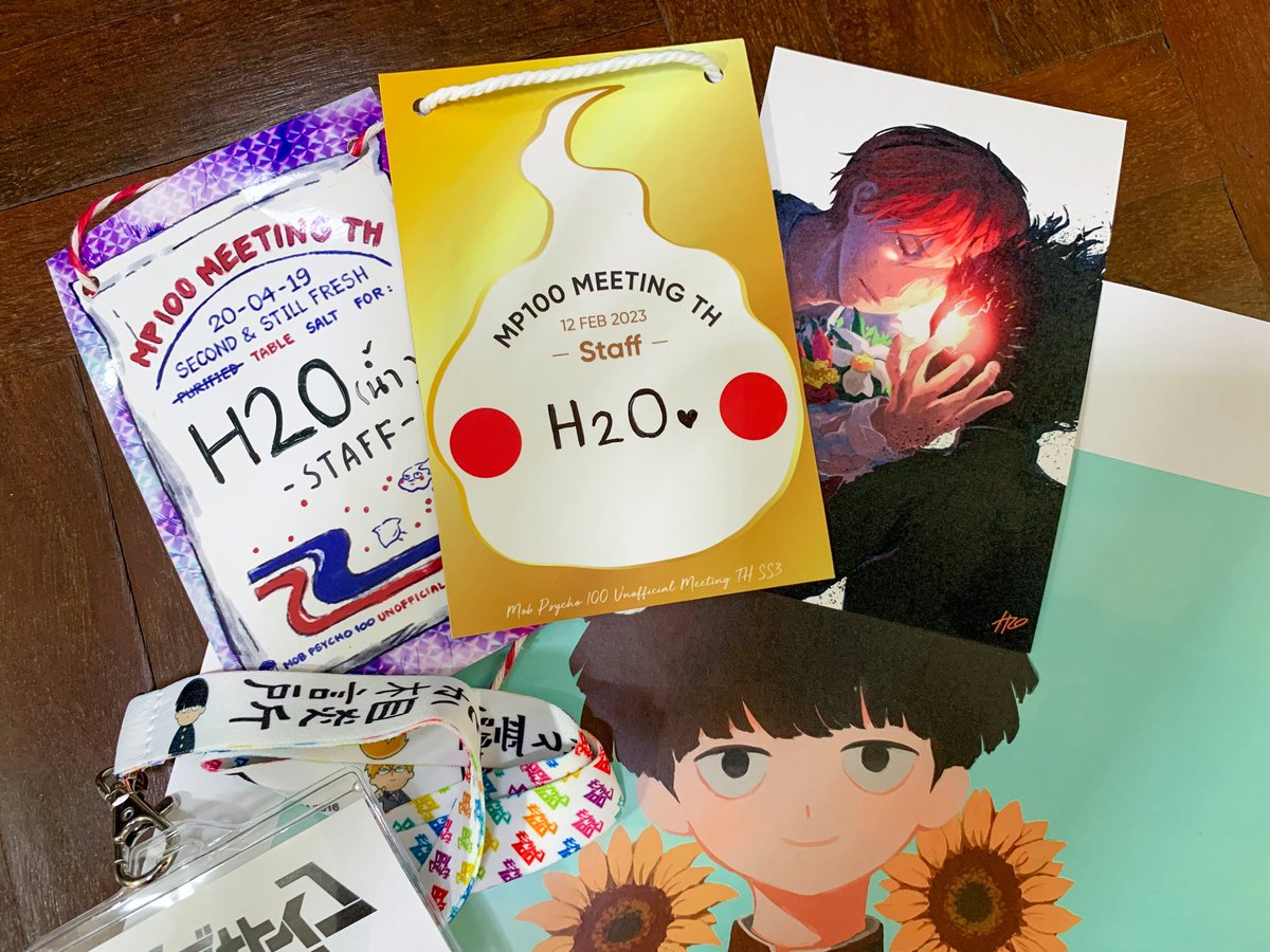 H2O_kun's tweet photo. รีพอร์ต  #mp100meetingth ในฐานะสต๊าฟ ขอบคุณทุกคนที่มาร่วมงานในวันนี้นะคะ และสต๊าฟท่านอื่น รวมถึงน้องตัวเองที่มาช่วยจัดของตอนเช้า 555 วิ่งวุ่นทำโน่นนี่ทั้งงาน มีคนยื่นสึเคบุมาก็ต้องปฏิเสธไปเพราะไม่มีเวลาวาดจริงๆค่ะ😂 แต่ก็ยังดีที่มีของแจกที่วาดมาก่อนแล้ว (1) https://t.co/ZENC9gC5vf